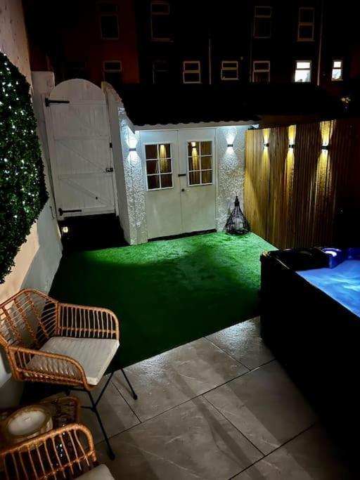 Luxe Hot Tub: Urban Retreat