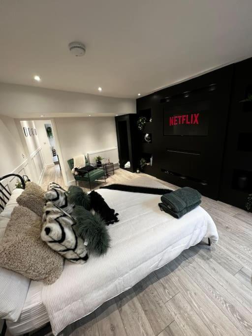 Luxe Hot Tub: Urban Retreat Apartment *
