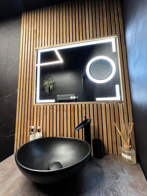 Luxe Hot Tub: Urban Retreat *