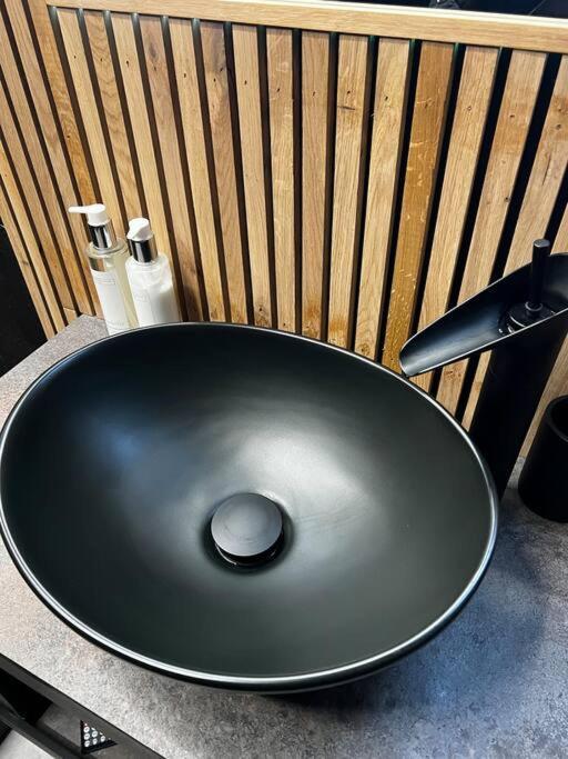 Luxe Hot Tub: Urban Retreat Apartment