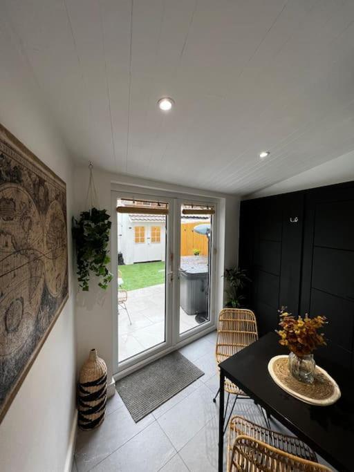 Luxe Hot Tub: Urban Retreat Apartment Norwich